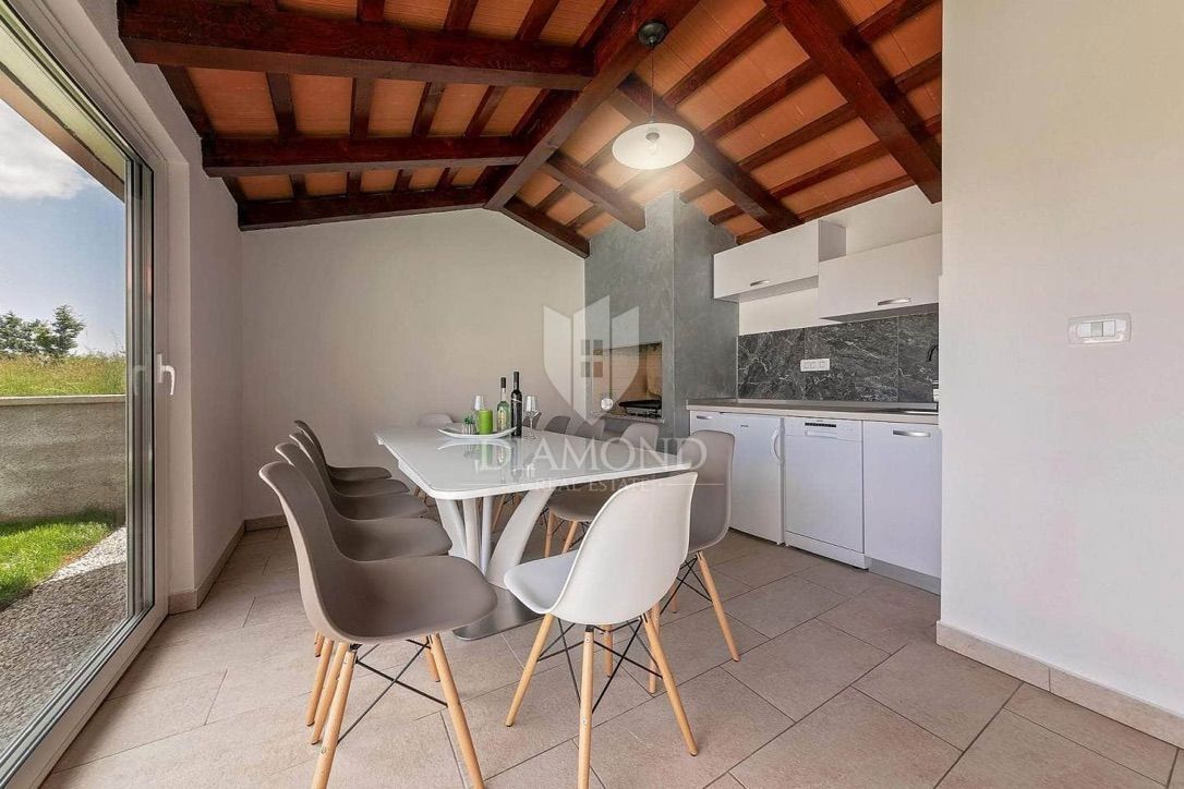 Labin, casa bifamiliare con piscina 