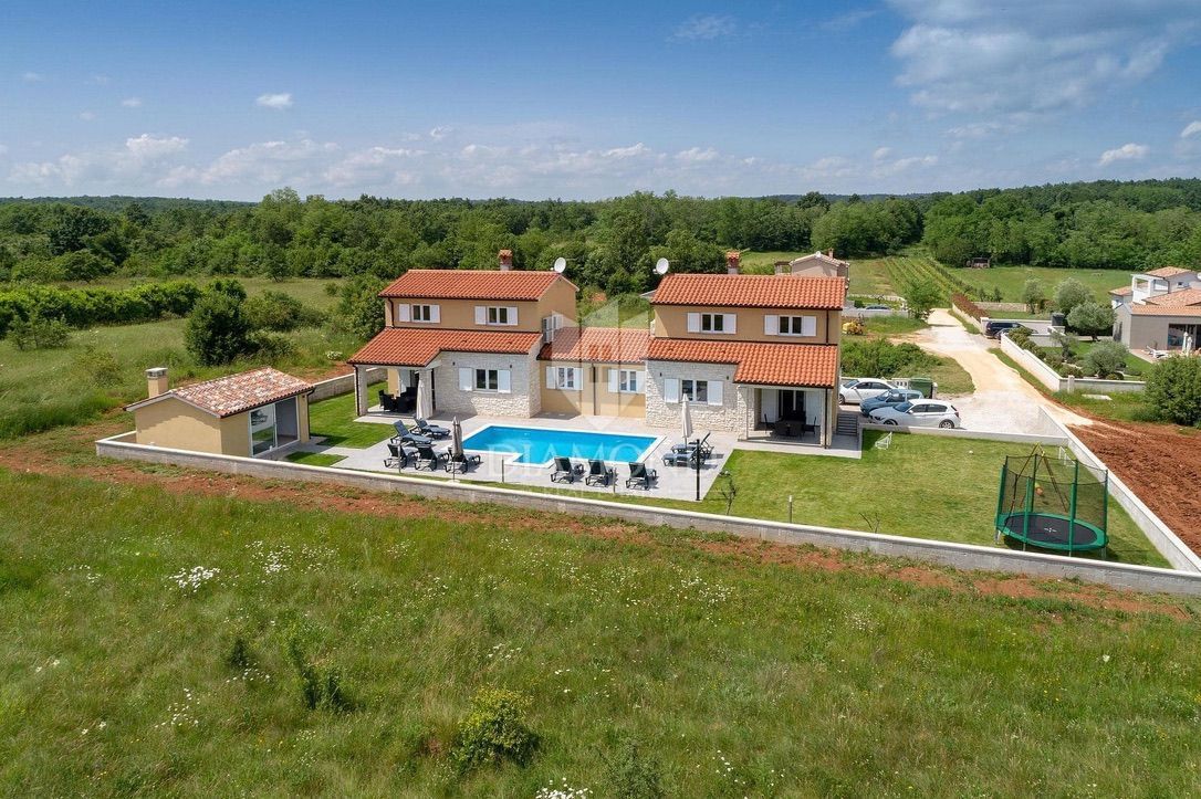 Labin, casa bifamiliare con piscina 