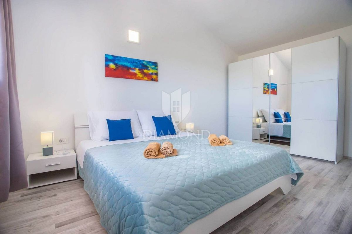 Labin, casa bifamiliare con piscina 