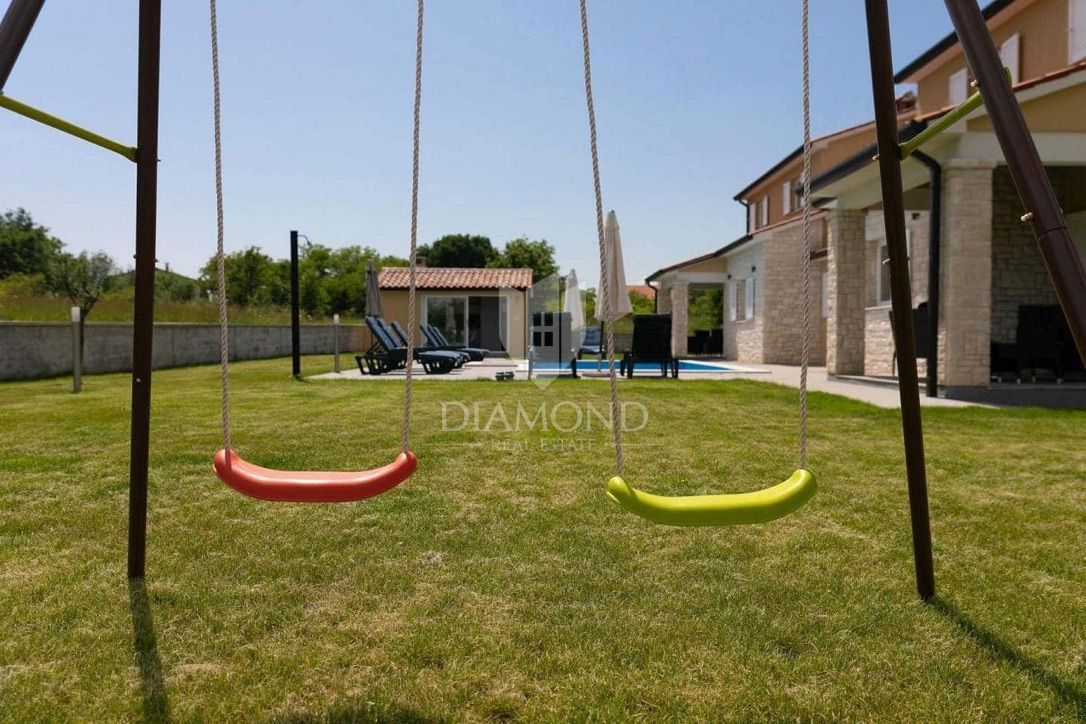 Labin, casa bifamiliare con piscina 