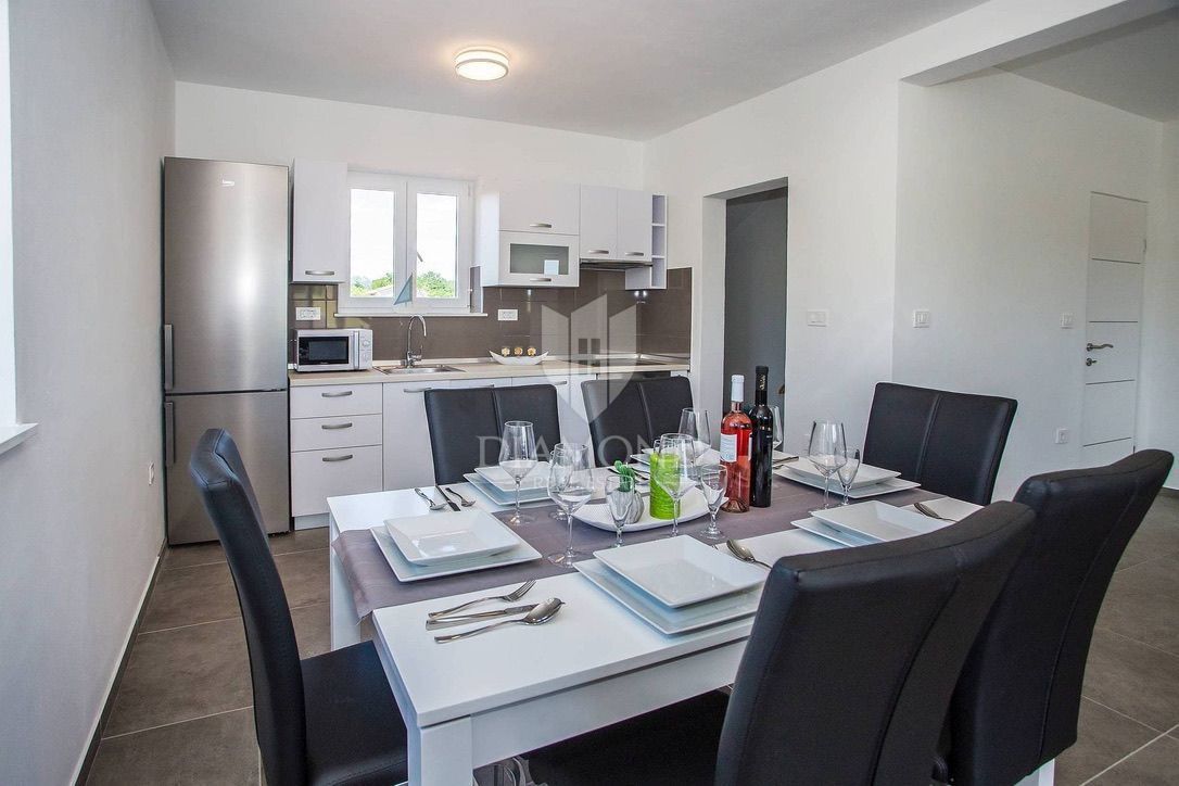 Labin, casa bifamiliare con piscina 