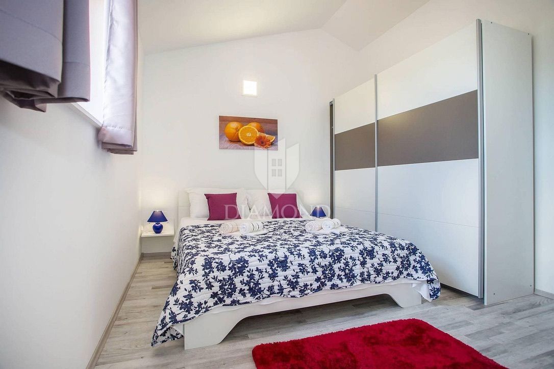 Labin, casa bifamiliare con piscina 