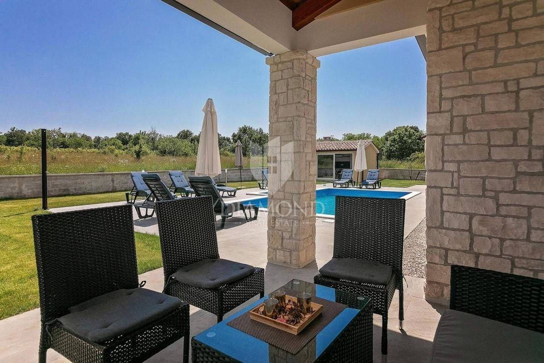 Labin, casa bifamiliare con piscina 