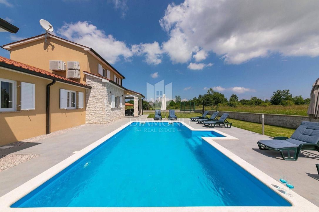 Labin, casa bifamiliare con piscina 