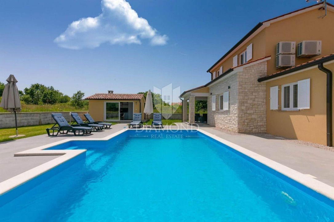 Labin, casa bifamiliare con piscina 