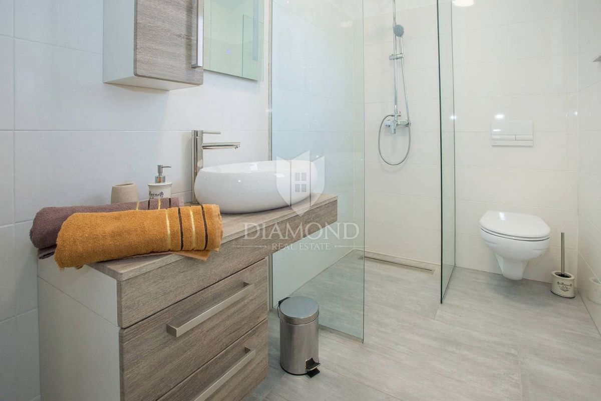 Labin, casa bifamiliare con piscina 