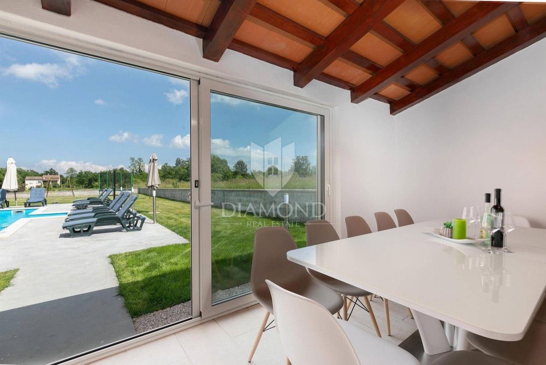 Labin, casa bifamiliare con piscina 