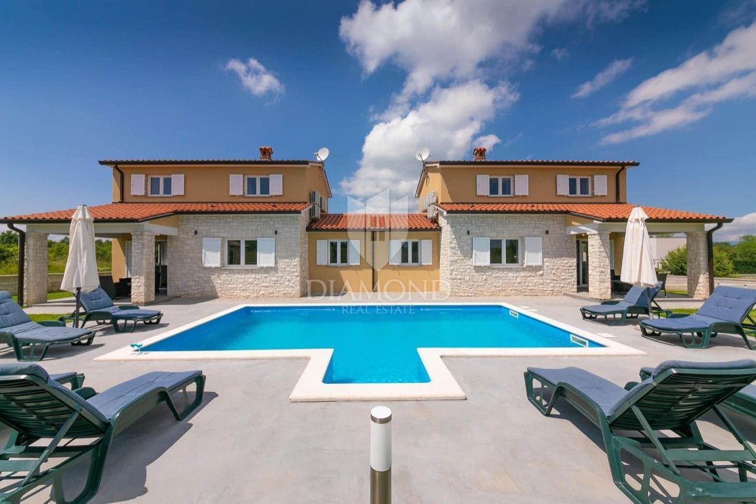 Labin, casa bifamiliare con piscina 