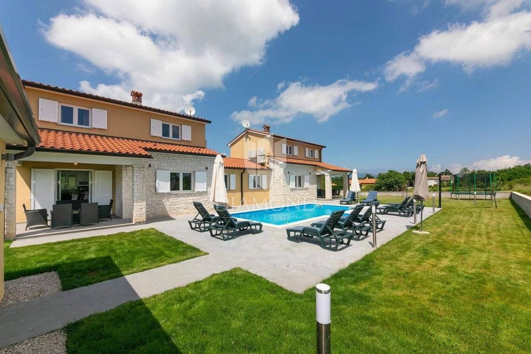 Labin, casa bifamiliare con piscina 