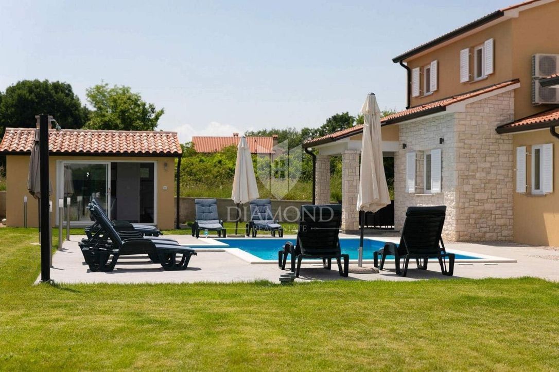 Labin, casa bifamiliare con piscina 