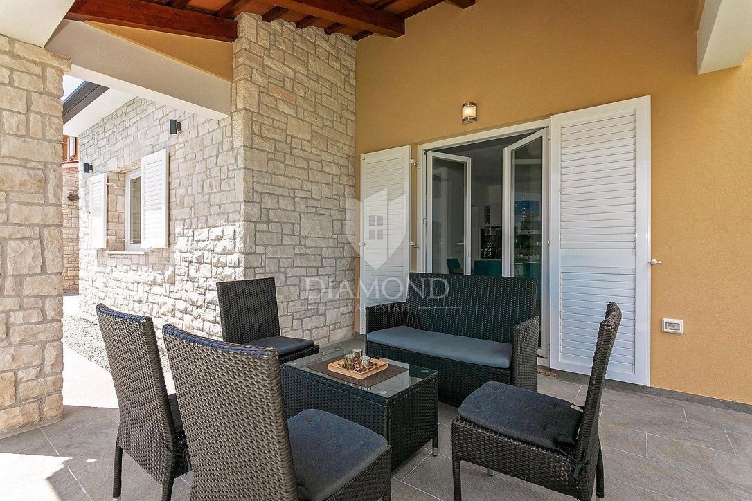 Labin, casa bifamiliare con piscina 