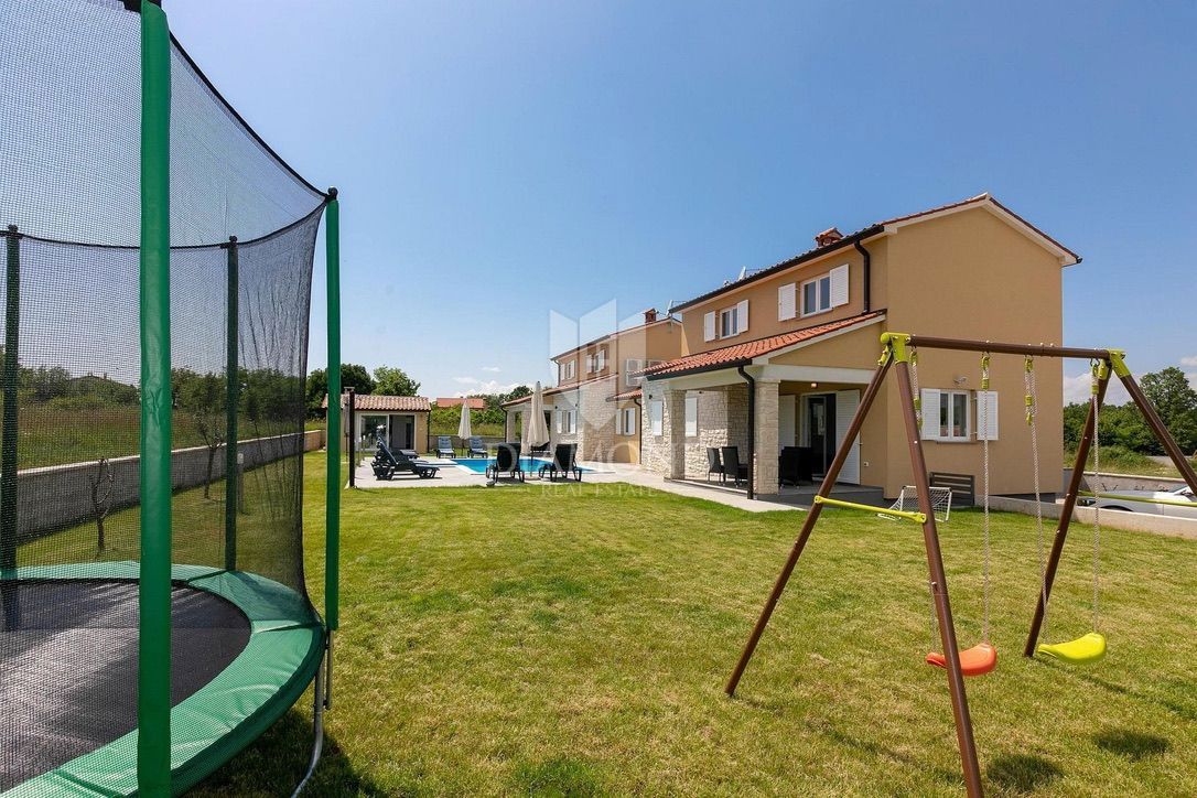 Labin, casa bifamiliare con piscina 
