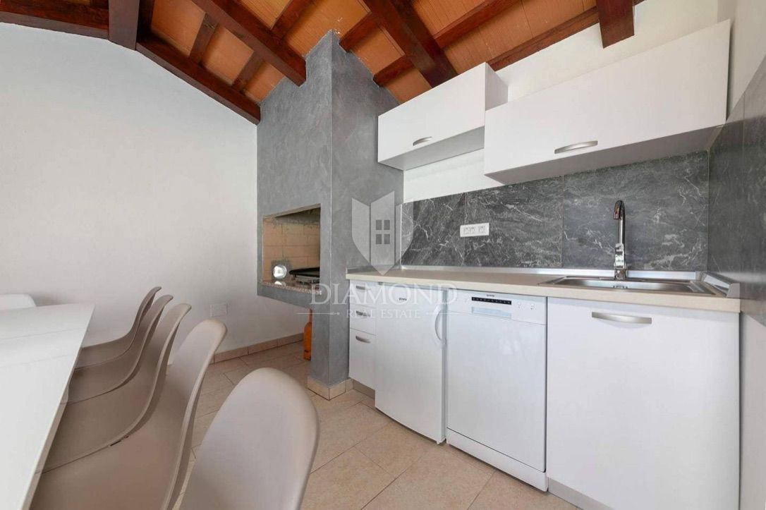 Labin, casa bifamiliare con piscina 