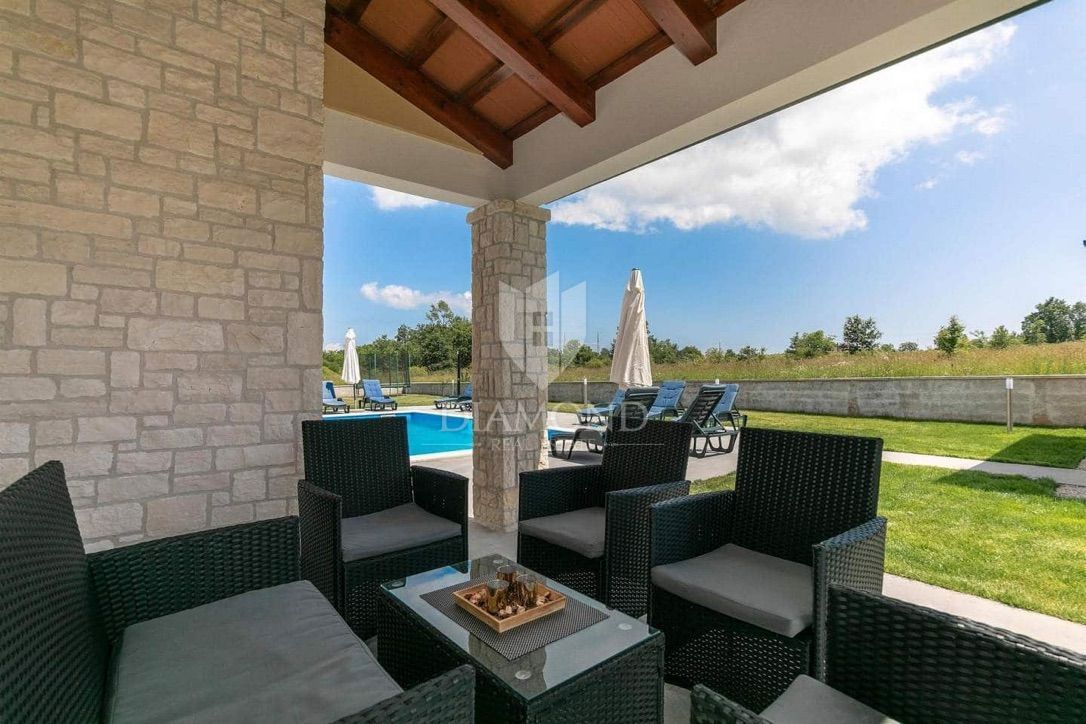 Labin, casa bifamiliare con piscina 