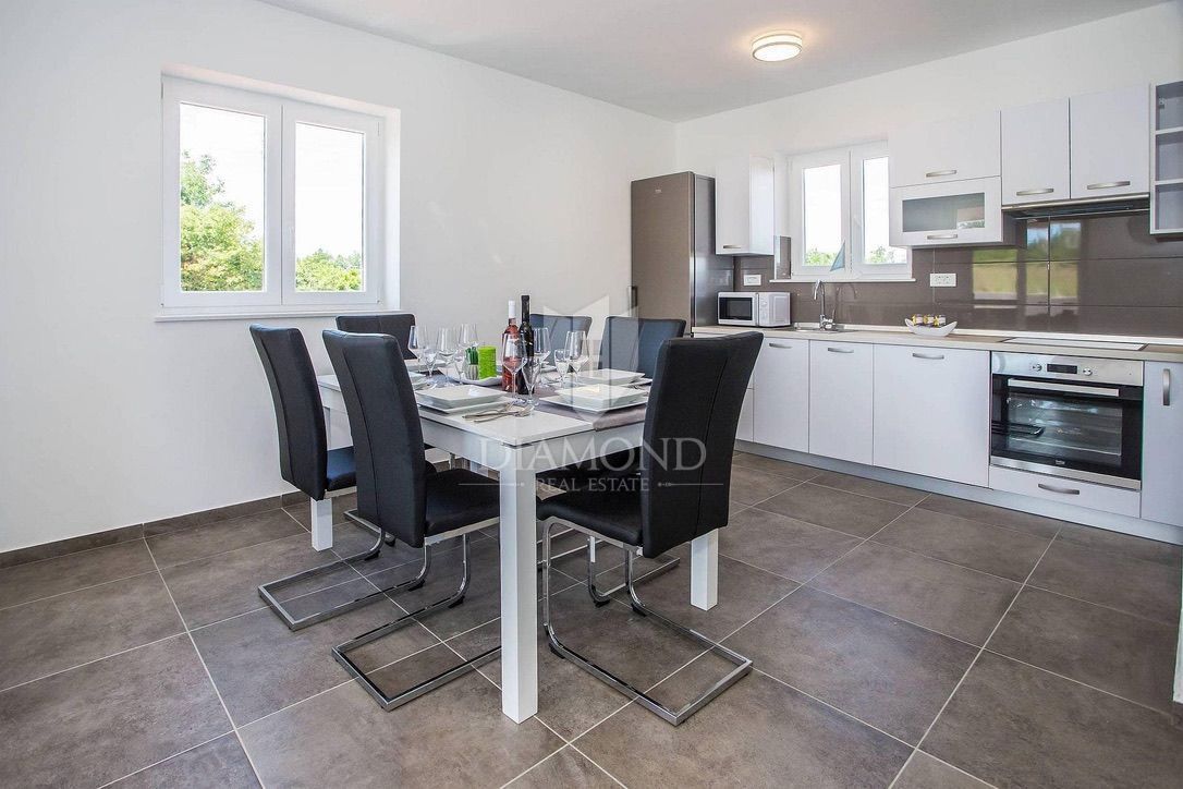 Labin, casa bifamiliare con piscina 