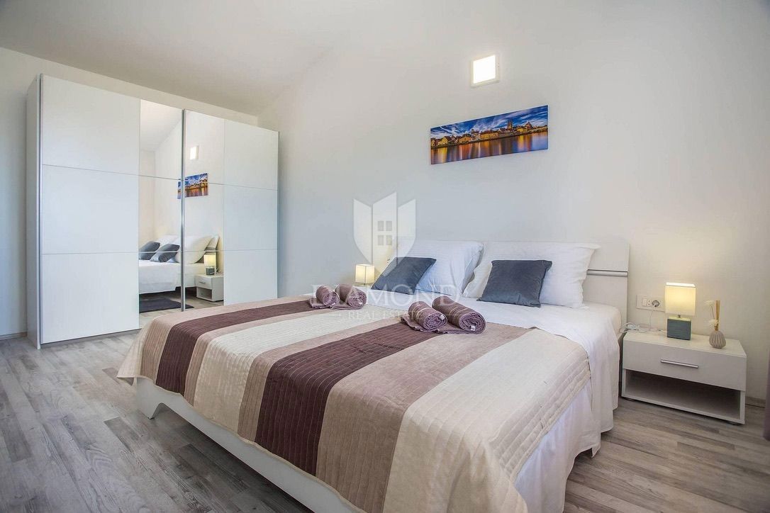 Labin, casa bifamiliare con piscina 