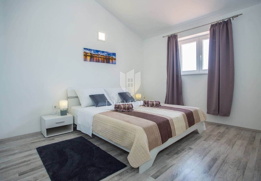 Labin, casa bifamiliare con piscina 