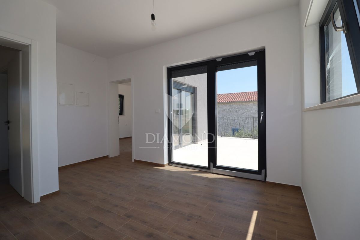 Parenzo, dintorni, moderna casa bifamiliare con piscina