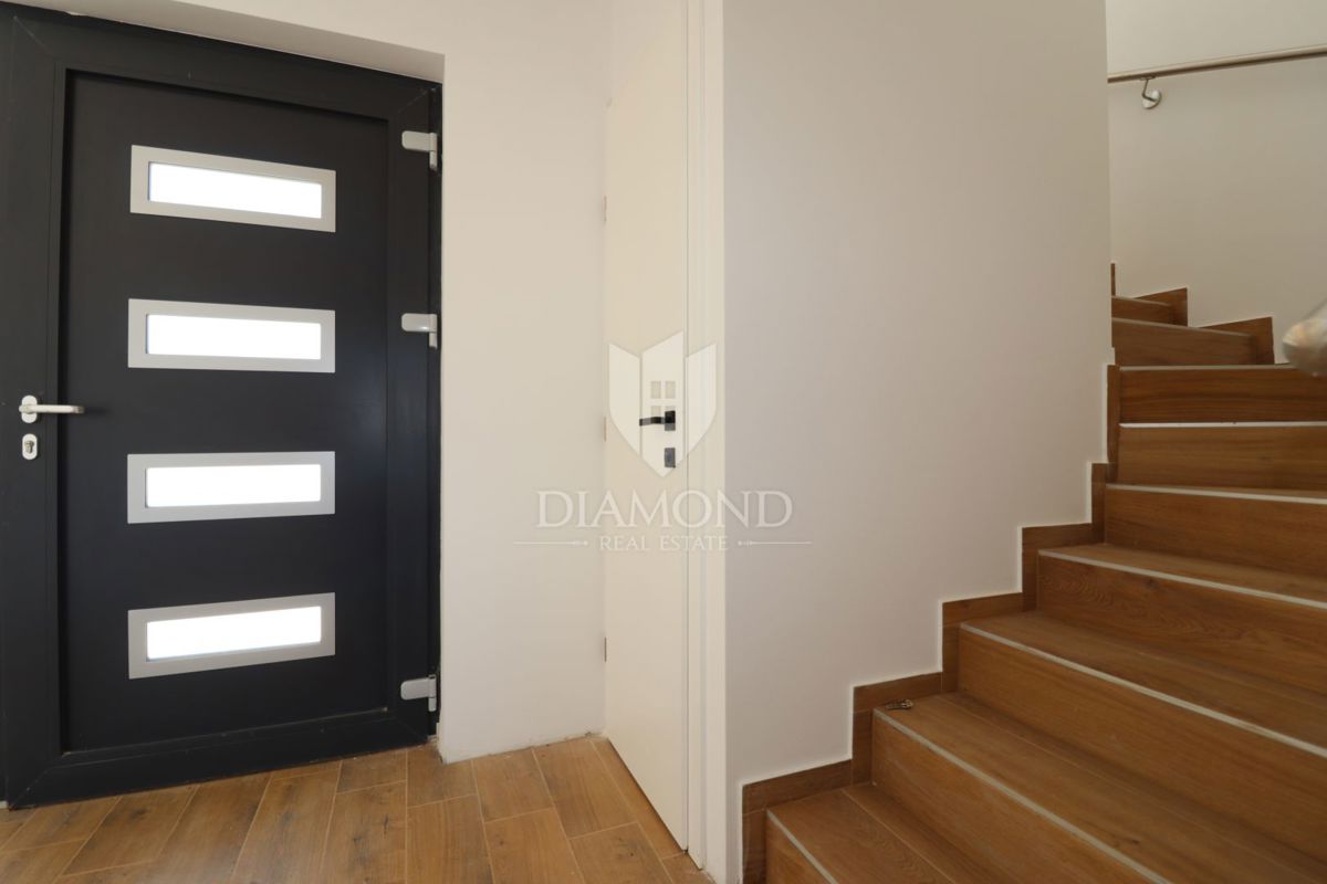 Parenzo, dintorni, moderna casa bifamiliare con piscina