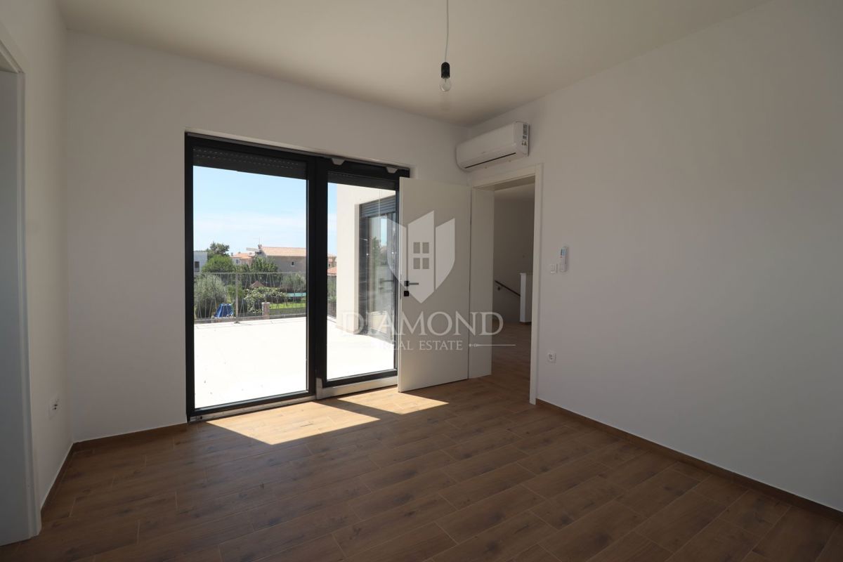 Parenzo, dintorni, moderna casa bifamiliare con piscina