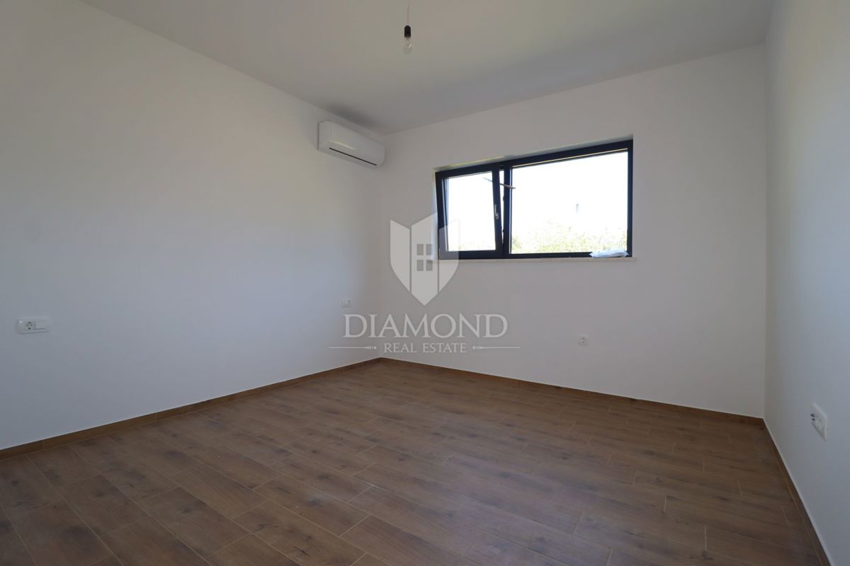 Parenzo, dintorni, moderna casa bifamiliare con piscina