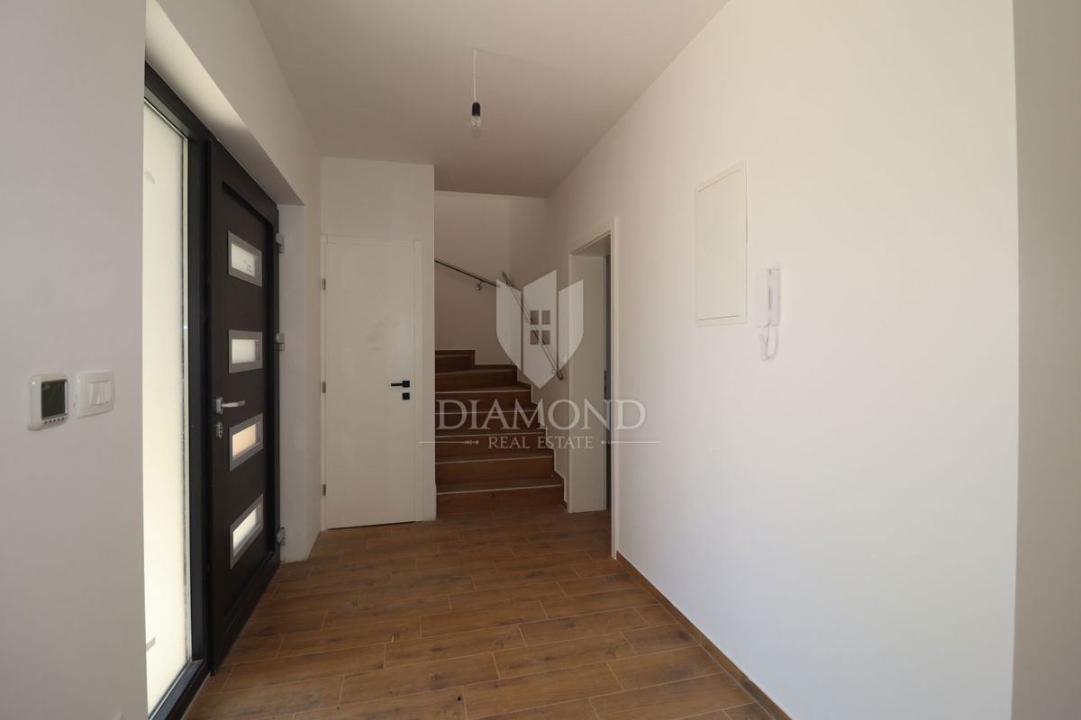 Parenzo, dintorni, moderna casa bifamiliare con piscina