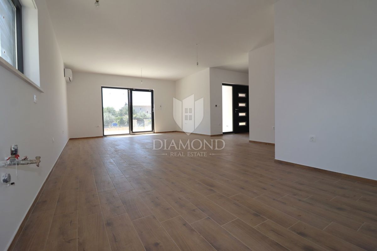 Parenzo, dintorni, moderna casa bifamiliare con piscina