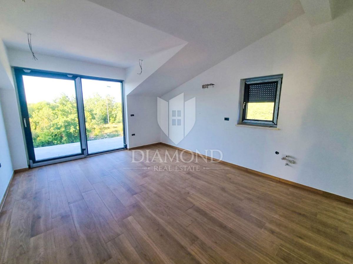 Appartamento con terrazza e parcheggio, zona Parenzo