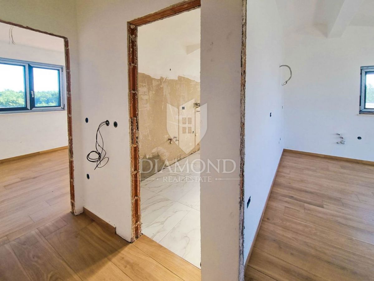 Appartamento con terrazza e parcheggio, zona Parenzo