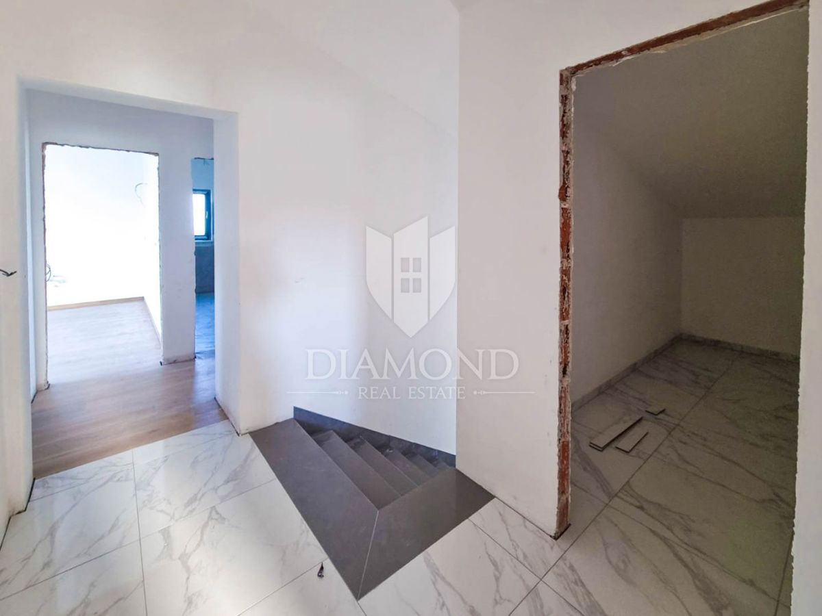 Appartamento con terrazza e parcheggio, zona Parenzo