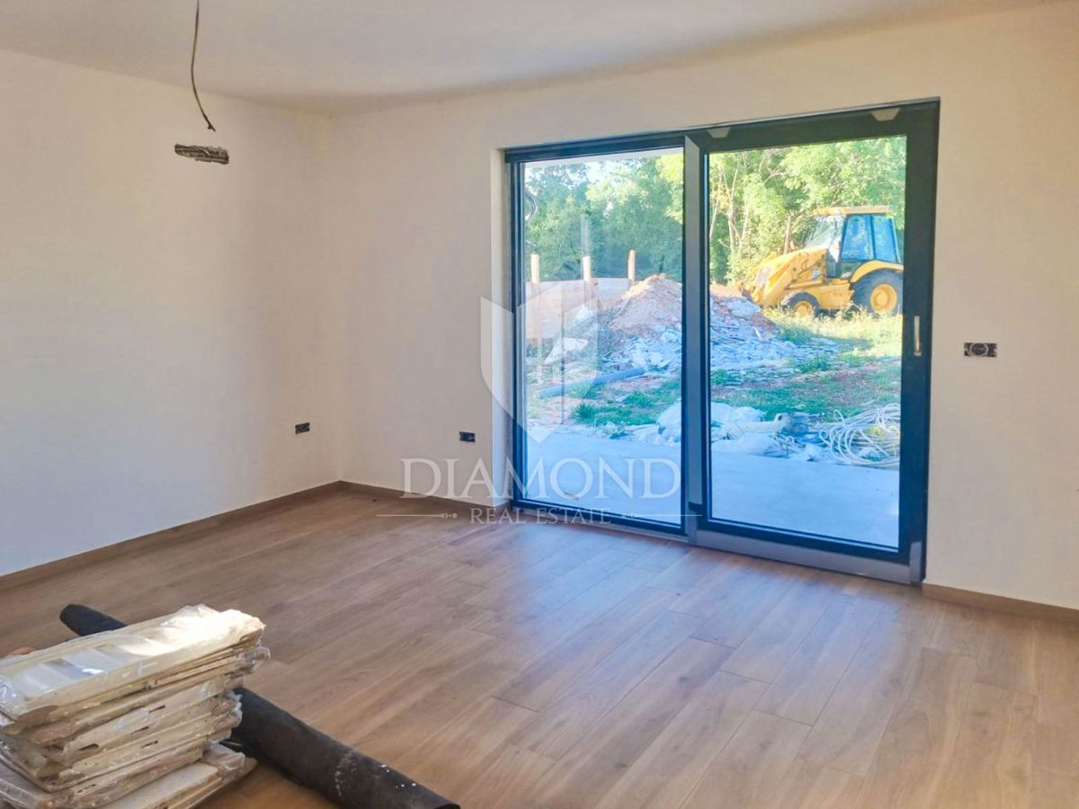 Appartamento con terrazza e parcheggio, zona Parenzo