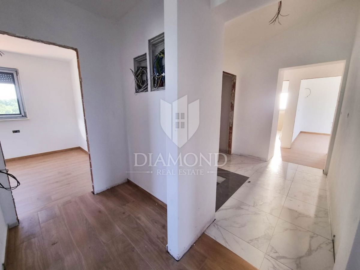 Appartamento con terrazza e parcheggio, zona Parenzo