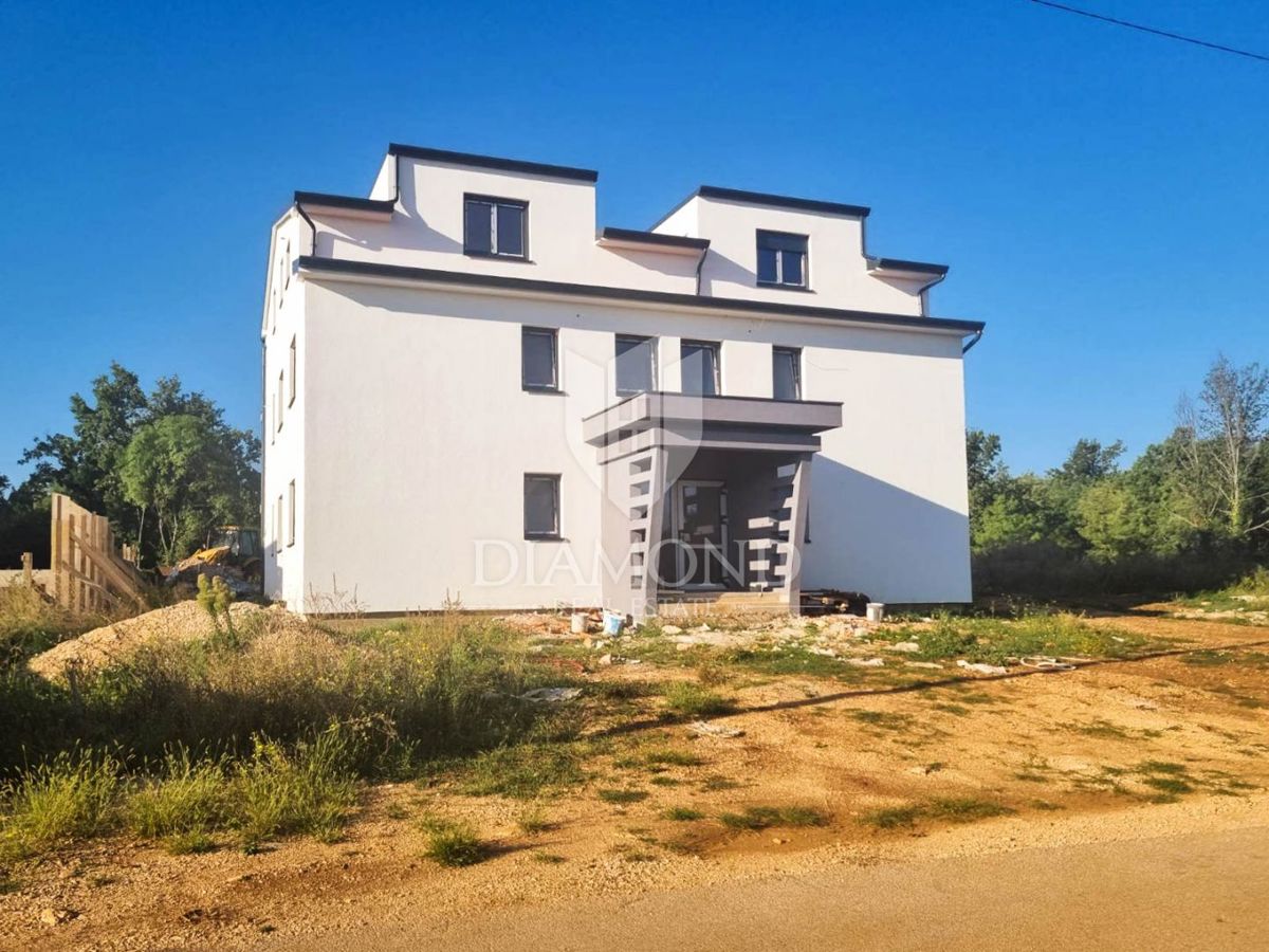 Appartamento con terrazza e parcheggio, zona Parenzo