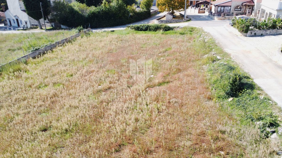 Parenzo – terreno 771 m² con permesso per villa e piscina