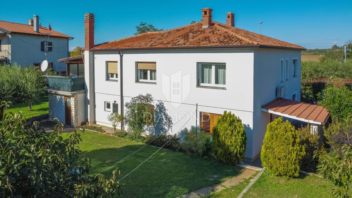 Umago, casa di 250 m2 con 4 appartamenti e giardino di 1.000 m2 