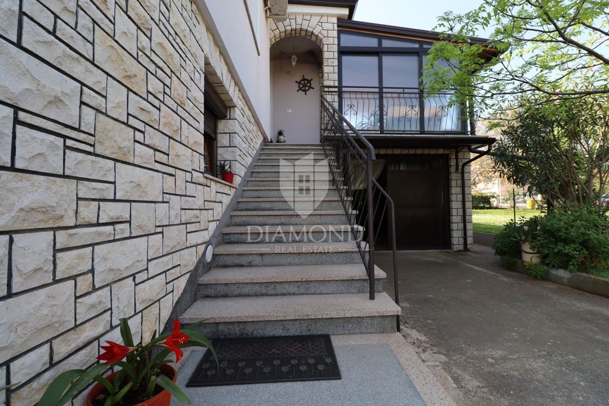 Umago, casa di 250 m2 con 4 appartamenti e giardino di 1.000 m2 