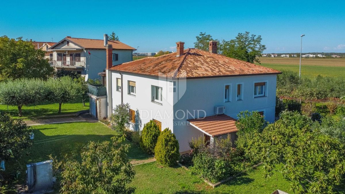 Umago, casa di 250 m2 con 4 appartamenti e giardino di 1.000 m2 