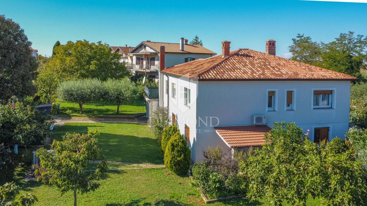 Umago, casa di 250 m2 con 4 appartamenti e giardino di 1.000 m2 