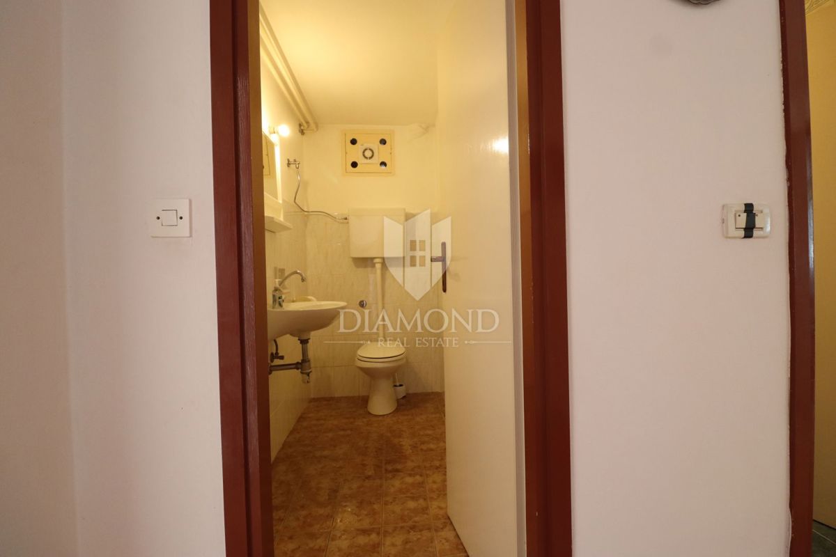 Umago, casa di 250 m2 con 4 appartamenti e giardino di 1.000 m2 