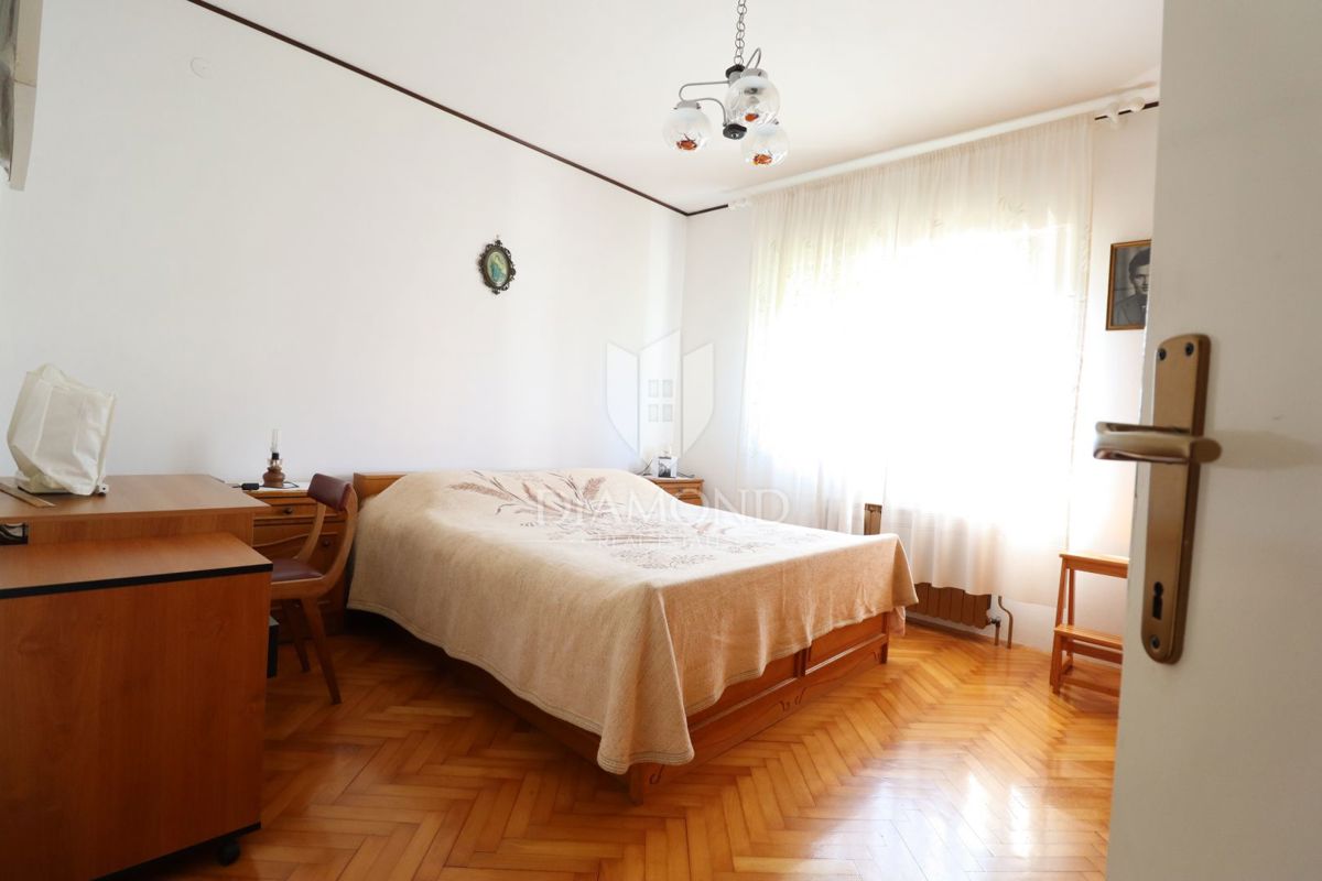 Umago, casa di 250 m2 con 4 appartamenti e giardino di 1.000 m2 