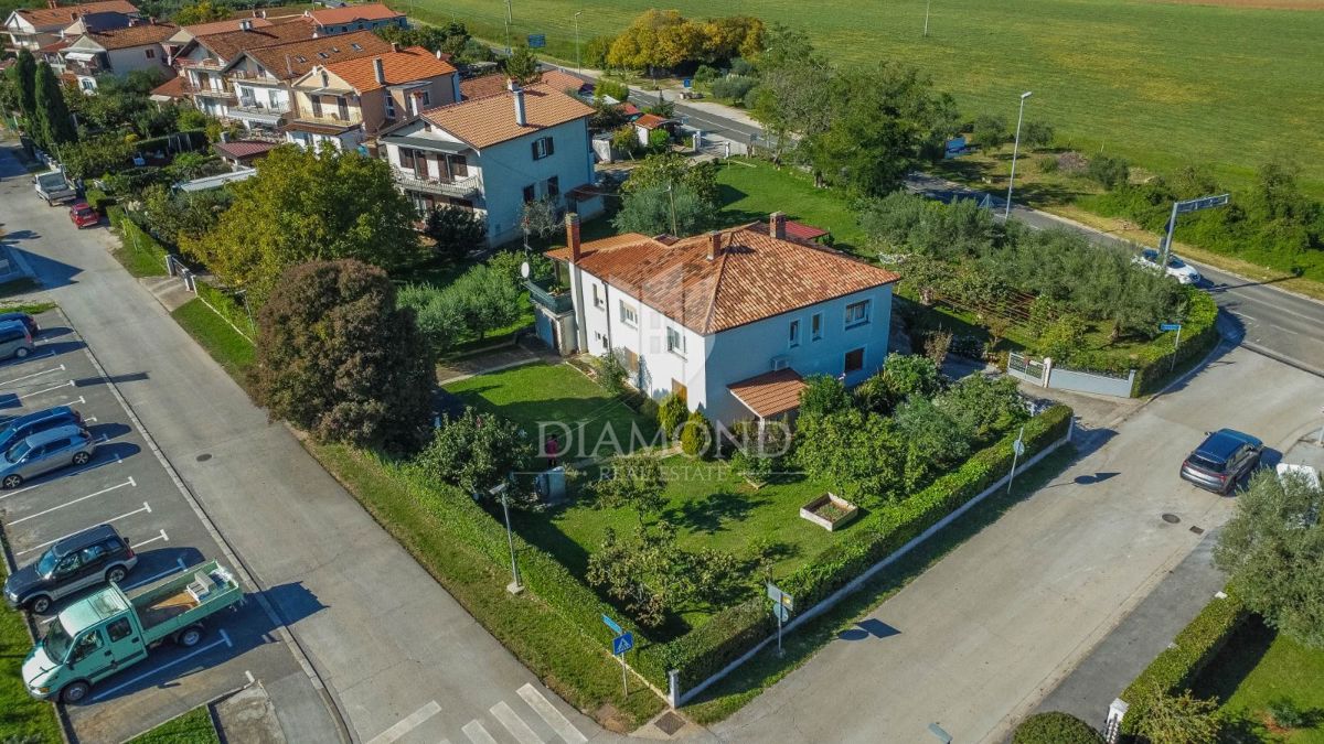 Umago, casa di 250 m2 con 4 appartamenti e giardino di 1.000 m2 