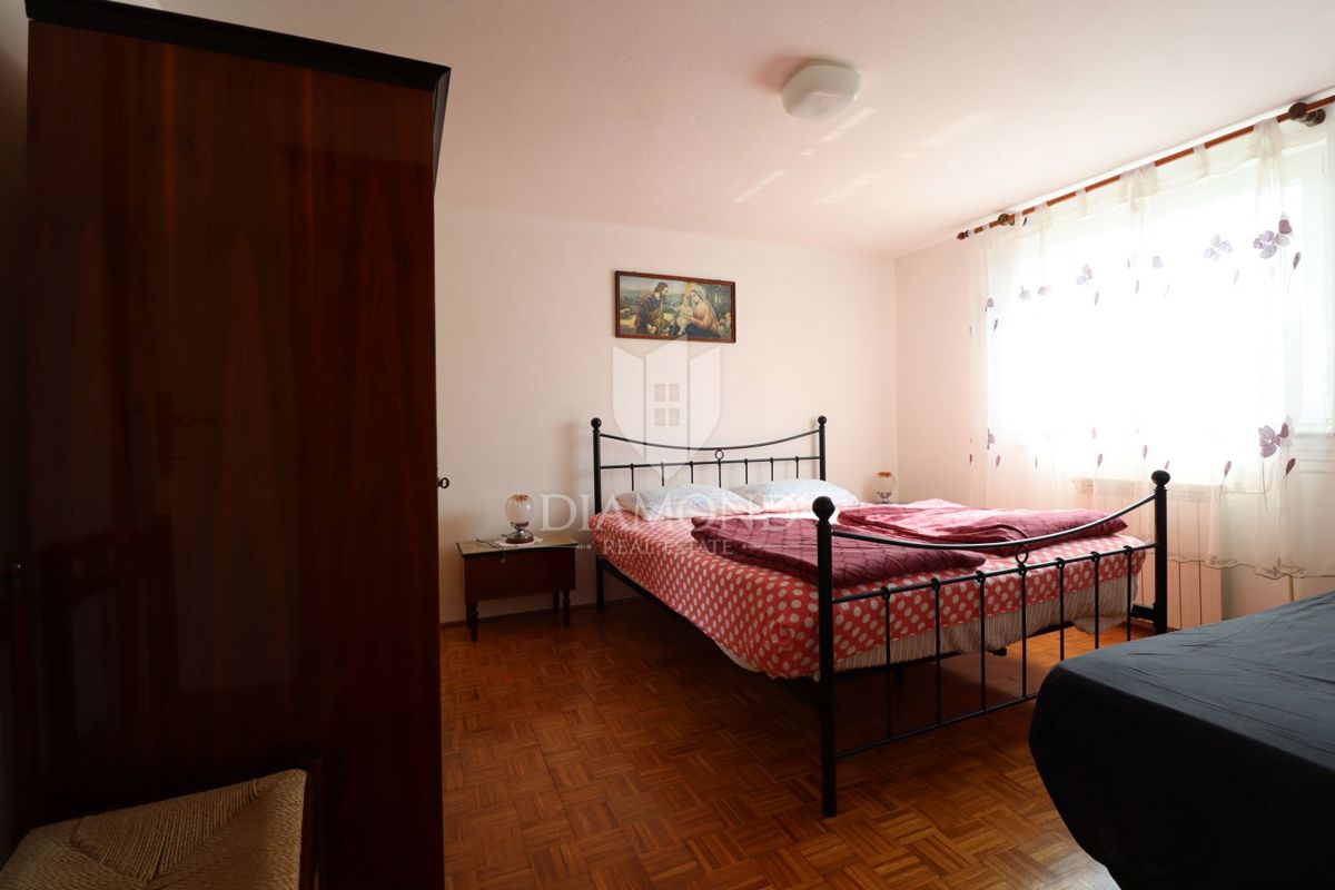 Umago, casa di 250 m2 con 4 appartamenti e giardino di 1.000 m2 