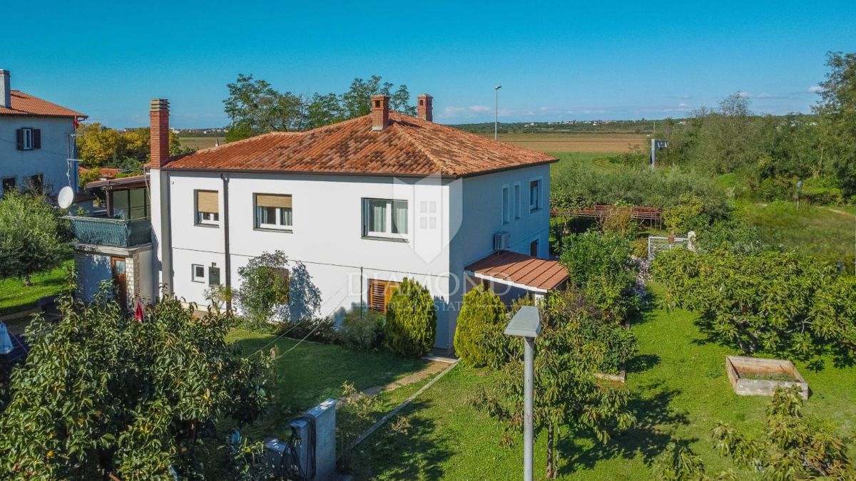 Umago, casa di 250 m2 con 4 appartamenti e giardino di 1.000 m2 