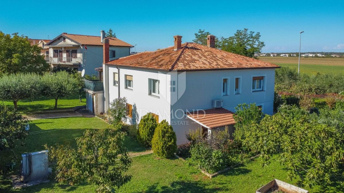 Umago, casa di 250 m2 con 4 appartamenti e giardino di 1.000 m2 