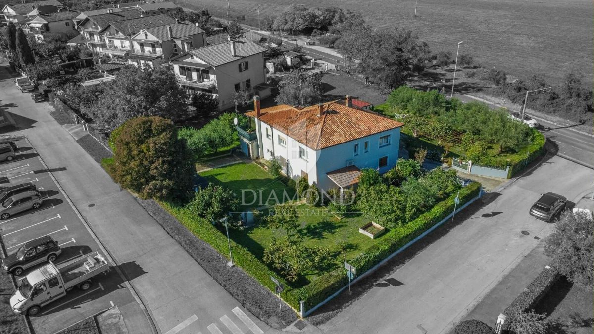 Umago, casa di 250 m2 con 4 appartamenti e giardino di 1.000 m2 