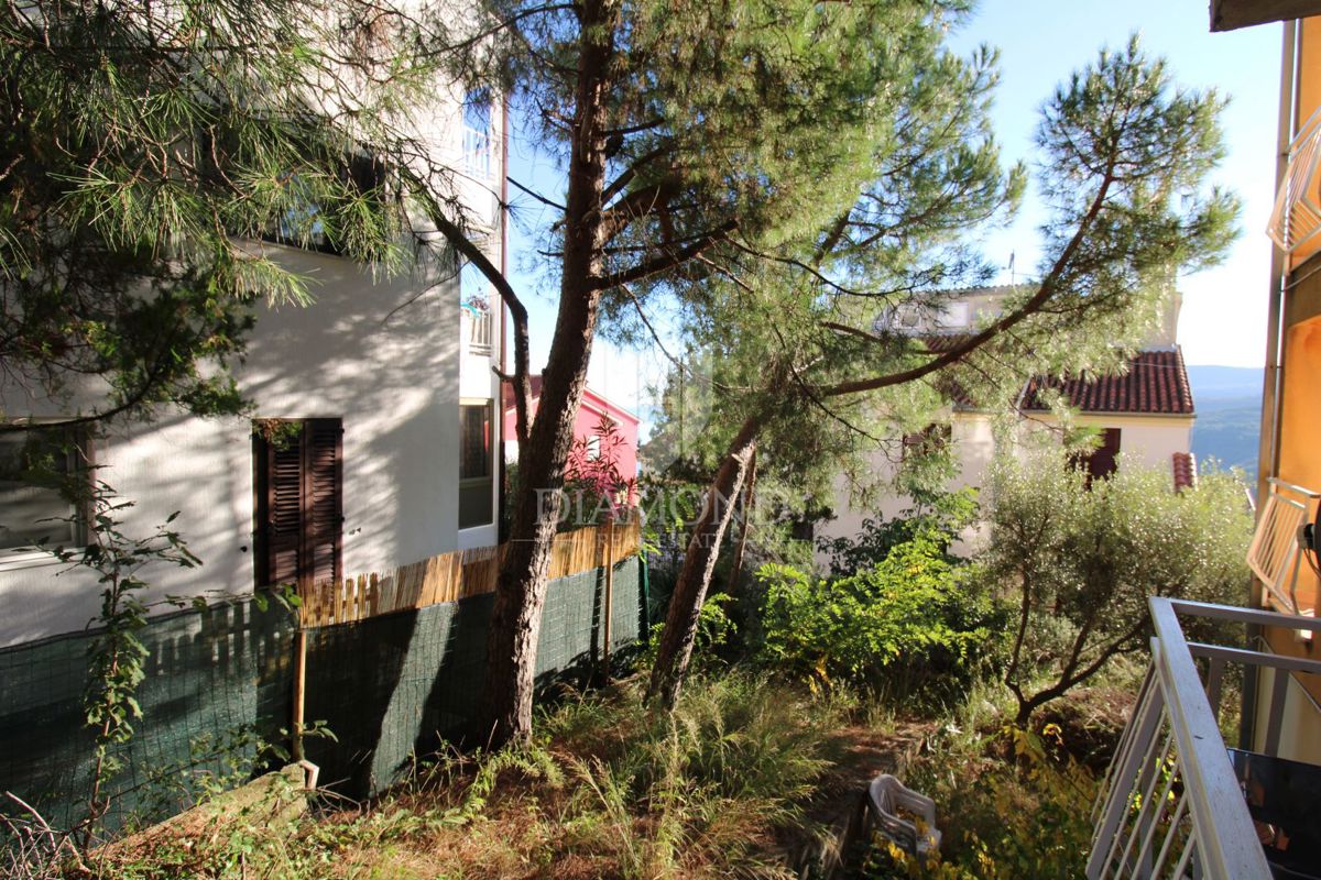 Rabac, appartamento su due piani in ottima posizione