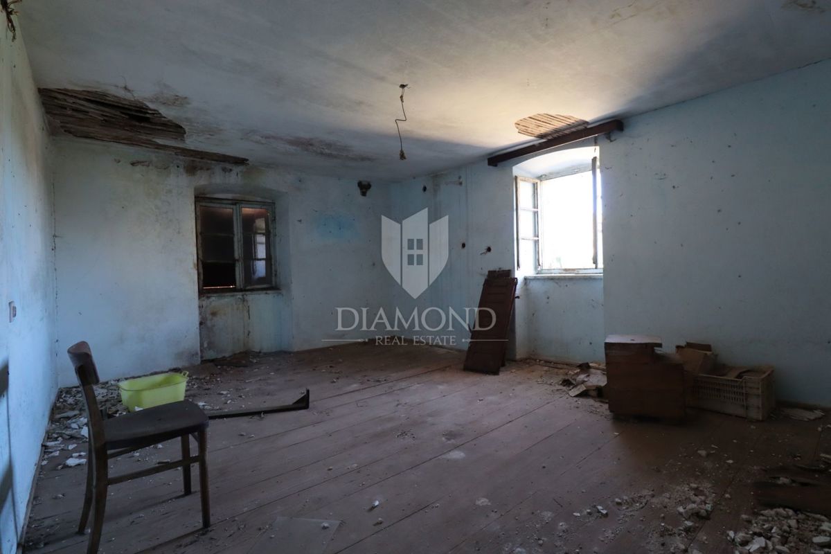 Žminj, due case da ristrutturare con ampio cortile