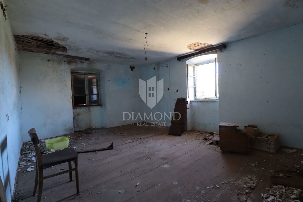 Žminj, due case da ristrutturare con ampio cortile