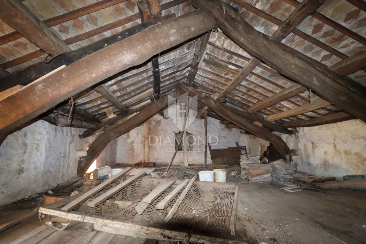 Žminj, due case da ristrutturare con ampio cortile