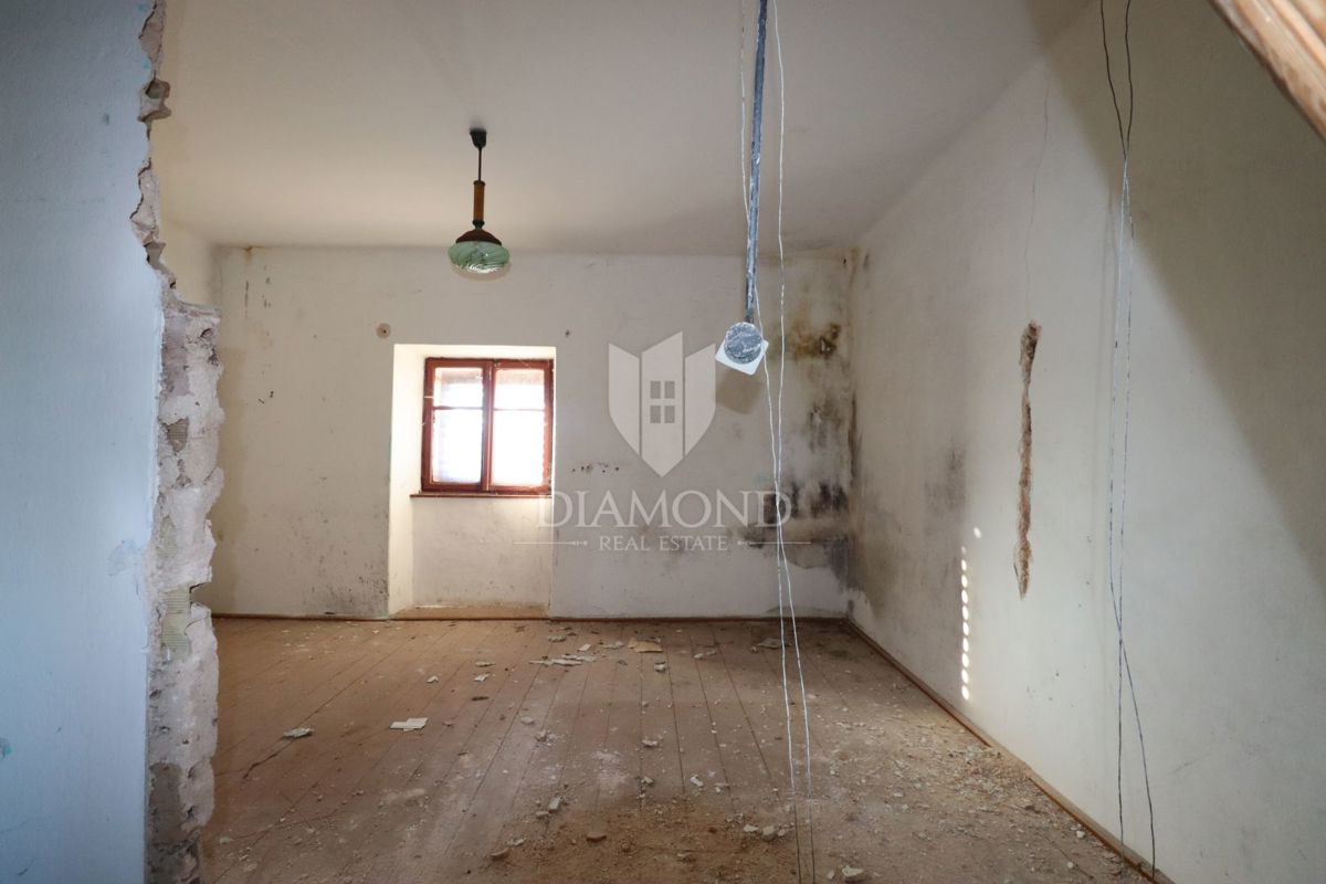 Žminj, due case da ristrutturare con ampio cortile